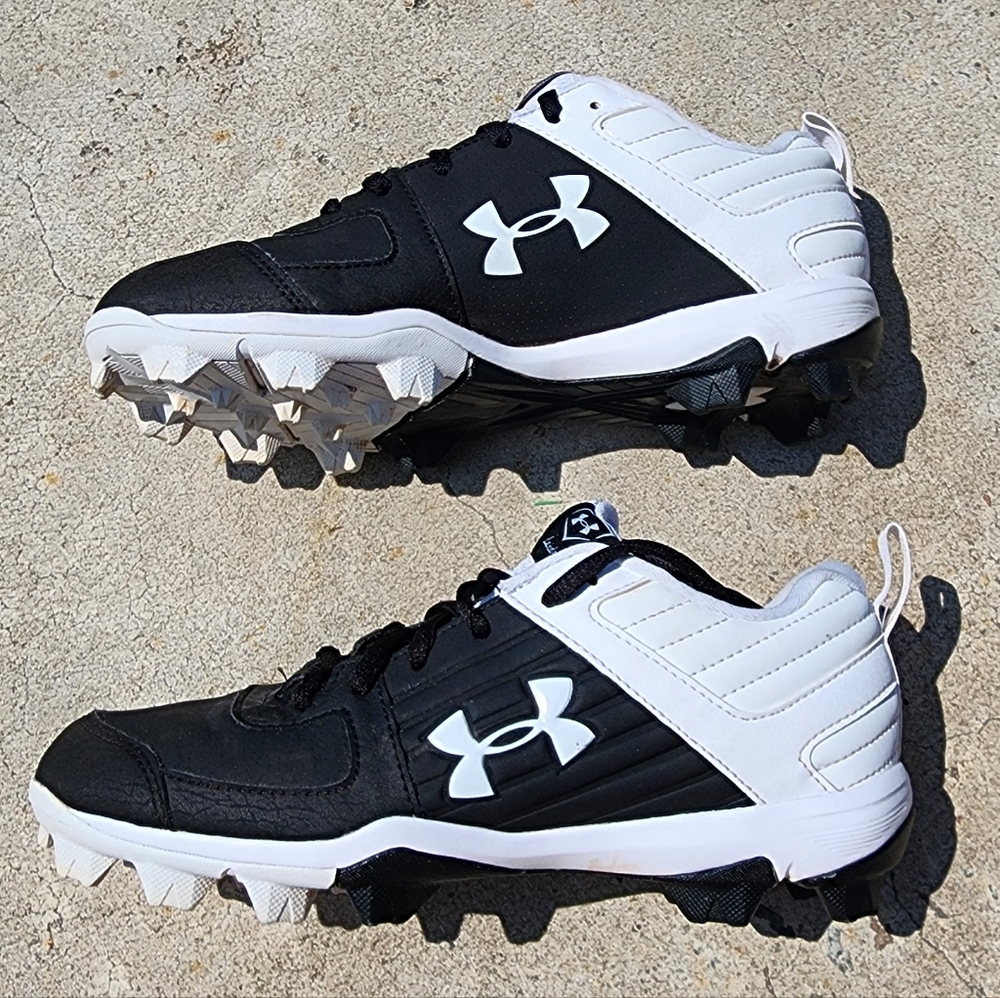 Youth Under Armour cleats size 5